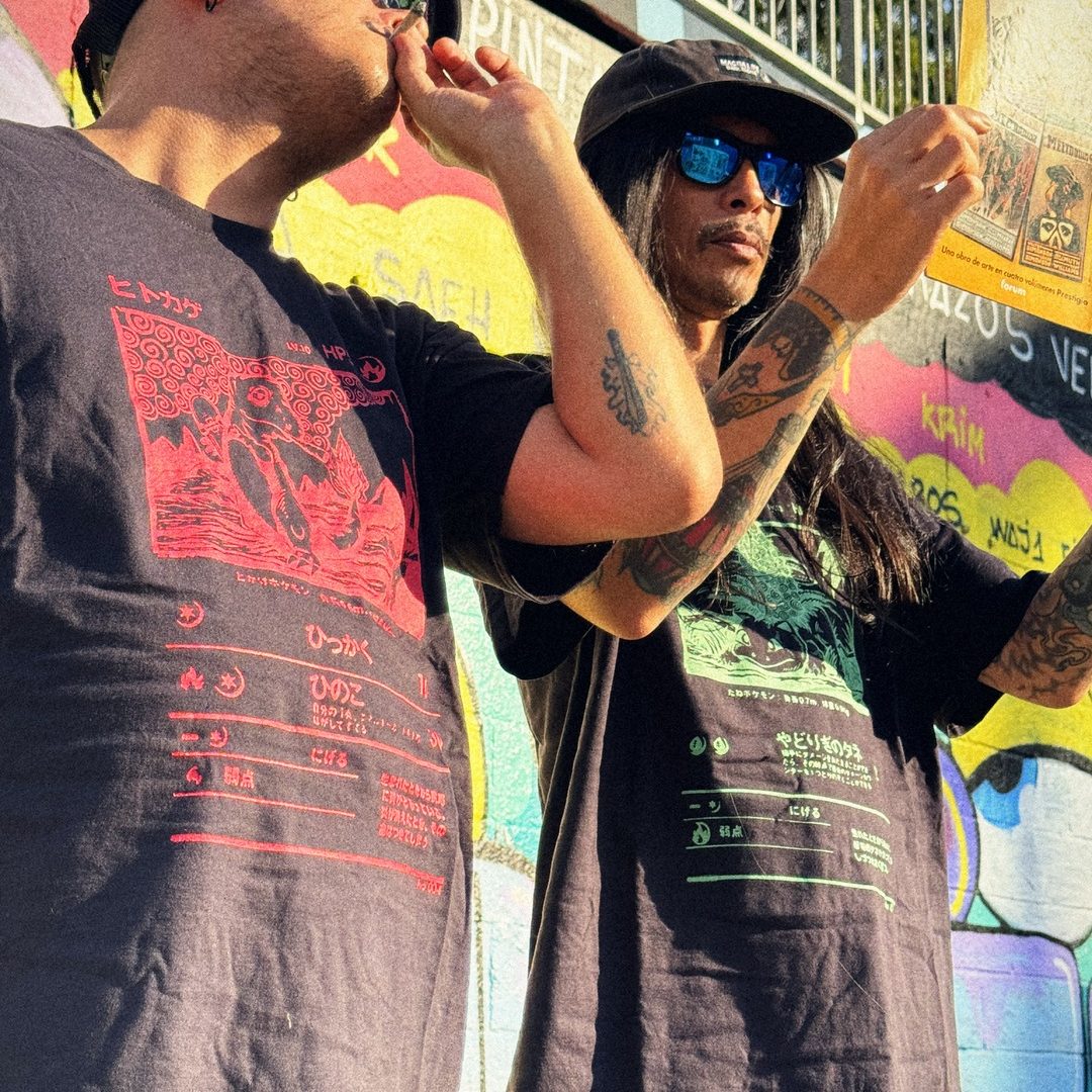 Dos camisetas puestas, en la calle